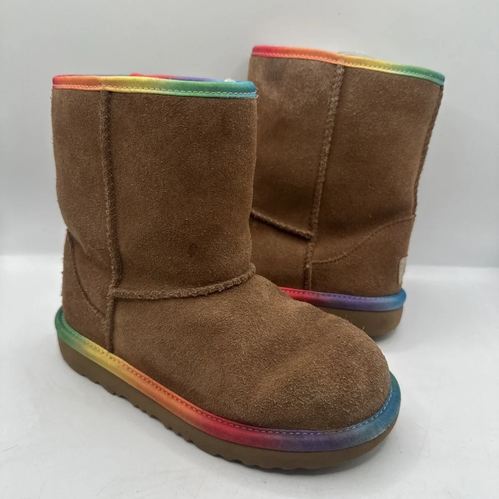 UGG Kids' Classic Short II Rainbow Boots Chestnut‎ Suede Shearling Lining Size 1
